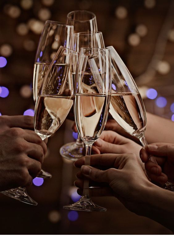 Champagneglas skåles til firmafest