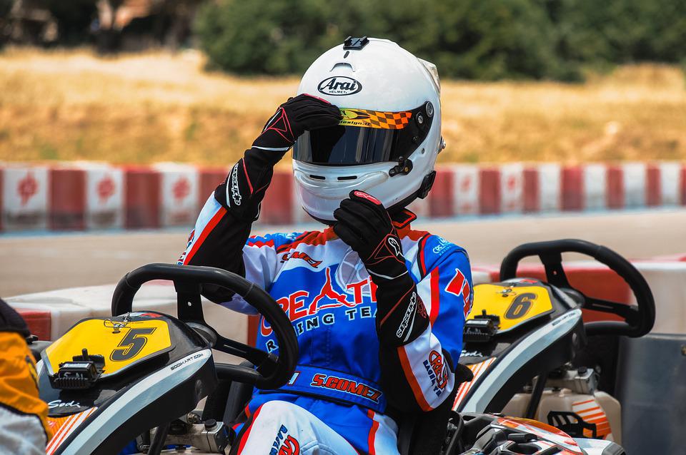 Gokartkører med hjelm i gokart