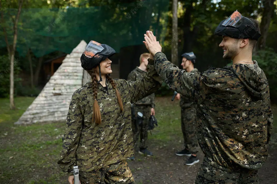 Paintballhold giver high five efter kampen